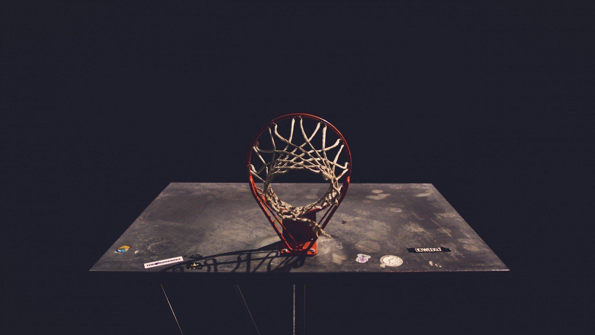 人气火爆！杨瀚森闪耀赛场，离场前深情鞠躬致谢中国球迷